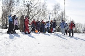 Uczestnicy zawodów narciarskich