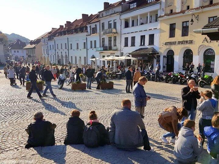 W ostatni weekend września Kazimierz Dolny odwiedziły tłumy turystów! Na rynku i pobliskich uliczkach…