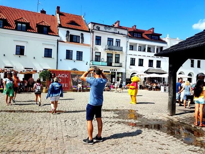 Mimo że doskwierają nam afrykańskie upały, w Kazimierzu nie brakuje turystów chętnych do zwiedzania…