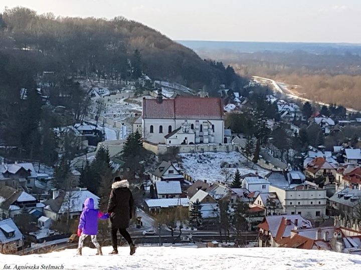 Kazimierz Dolny w zimowej odsłonie – przystrojony bielą i ciszą – zachęca do spacerów…