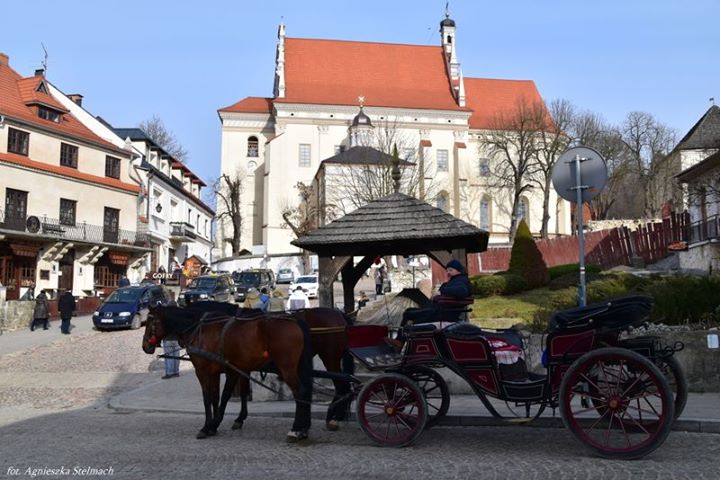 Kazimierskie dorożki czekają w kilku punktach miasteczka na zmęczonych turystów Czy przejażdżka takim stylowym…